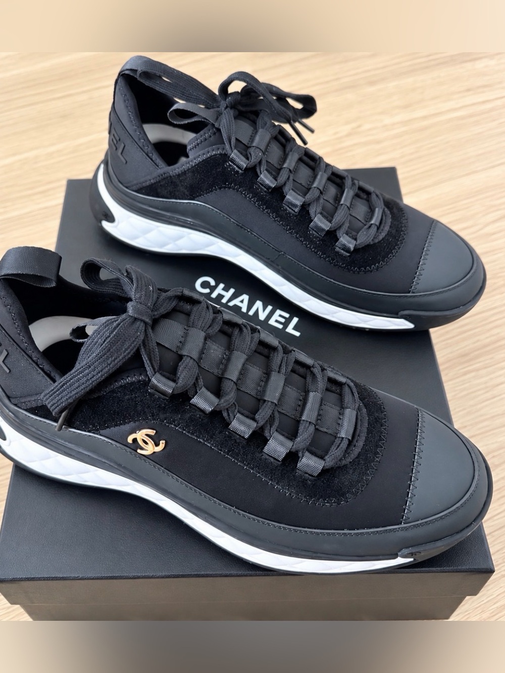 New women Black and Gold CC Women's Sneakers 👟 👟 size USA 🇺🇸 Chan CC 9.5 leather